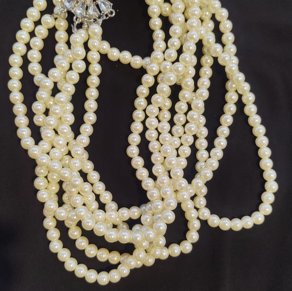 Elegant Faux Pearl Necklace